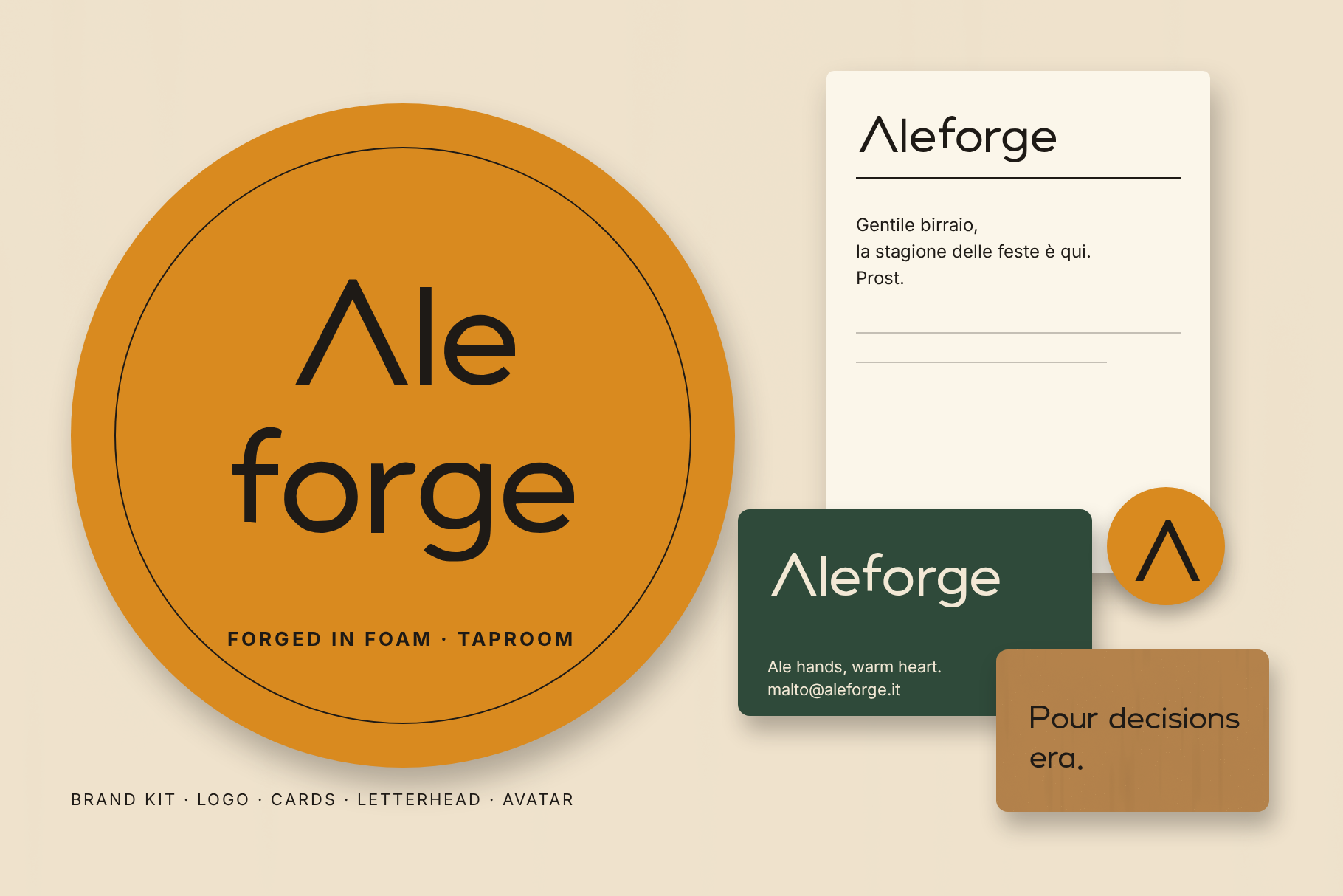 Identità Aleforge: sottobicchiere ambra, carta intestata, biglietti verde e kraft e avatar tondo